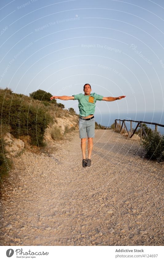 Mann springt auf sandige Meeresküste springen Seeküste MEER Glück Freiheit Fliege Sand Sommer Natur Himmel Urlaub Feiertag reisen Tourismus genießen männlich
