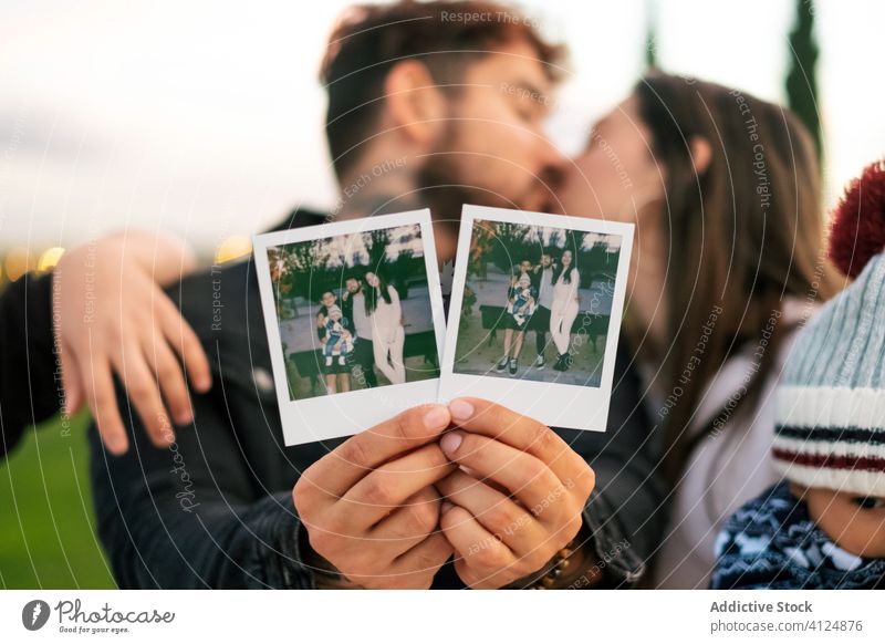 Küssendes Paar mit Kindern und Familienfotos Foto Kuss Liebe zeigen jung Bild Glück Partnerschaft manifestieren Fotografie Park Eltern sofort offen Beziehung