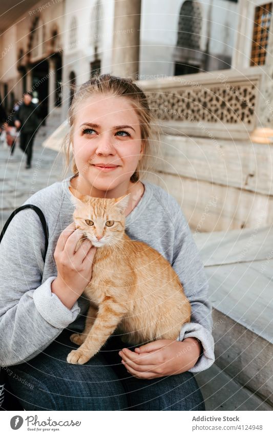 Lächelnde Frau mit Katze auf der Straße heiter Tourist lokal Kraulen Großstadt Spaziergang niedlich reisen Freude Art Istanbul Truthahn Glück lässig Lifestyle