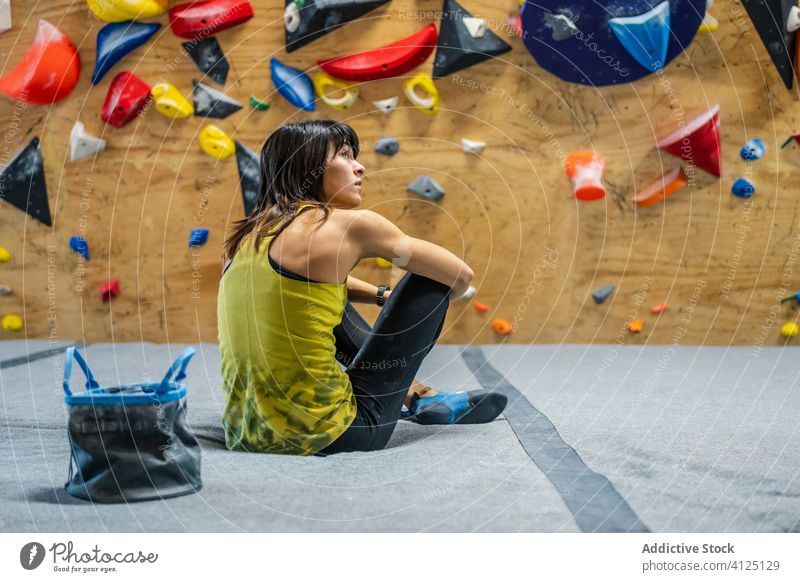 Sportlerin im modernen Kletterzentrum Frau Aufsteiger Fitnessstudio Wand ruhen sich[Akk] entspannen Pause schlank Training Aktivität Gerät vorbereiten Hobby