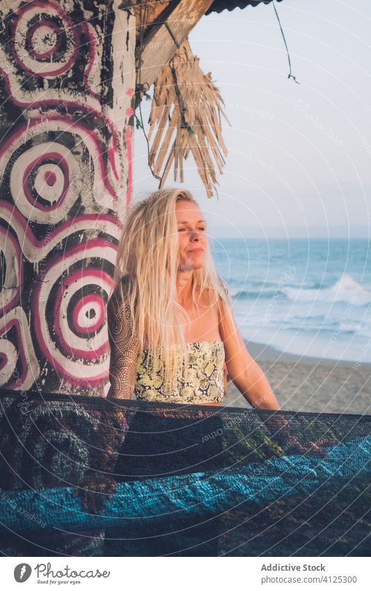 Frau steht in der Nähe einer Wand mit buntem Graffiti am Strand Freiheit Glück Sommer Straße bewundern friedlich Harmonie im Freien blond Ufer schön Kunst urban
