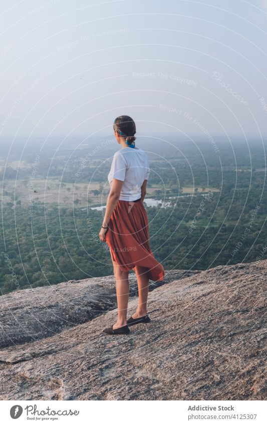 Anonyme Frau, die in einem Stein in einer bergigen Gegend steht stehen Hügel reisen Tal Berge u. Gebirge Sommer sorgenfrei Freiheit Feiertag Sigiriya Sri Lanka