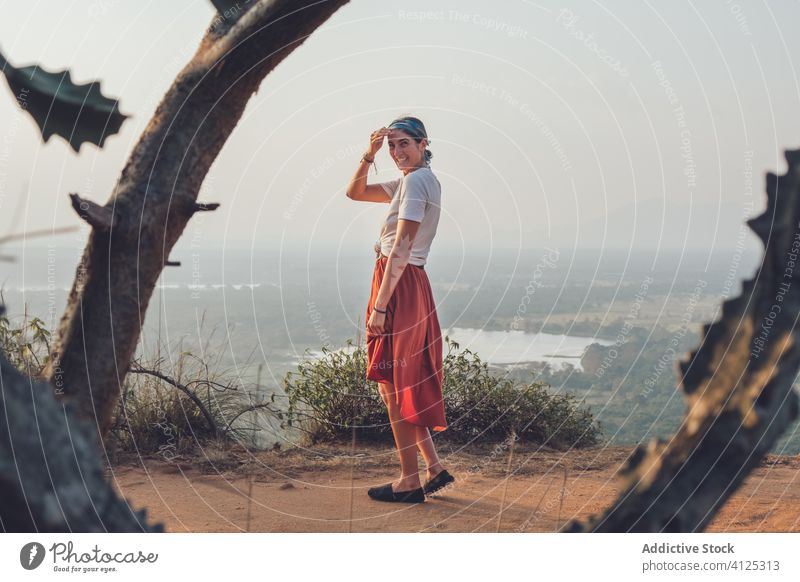 Hipsterin am Aussichtspunkt auf dem Hügel Frau reisen Sonnenuntergang Deckblatt genießen Fernweh Abenteuer Sigiriya Sri Lanka lässig T-Shirt Rock stehen Sand