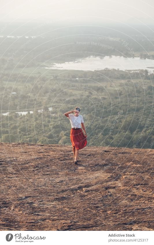 Unbekümmerte Frau beim Bergaufgehen in bergigem Gelände Spaziergang bergauf reisen Tal Berge u. Gebirge Sommer sorgenfrei Freiheit Feiertag Sigiriya Sri Lanka