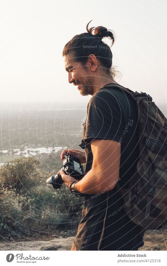 Reisender Mann, der die Natur auf einer Klippe fotografiert fotografieren Lächeln Saum majestätisch Landschaft malerisch Fotograf atemberaubend Bild Wald