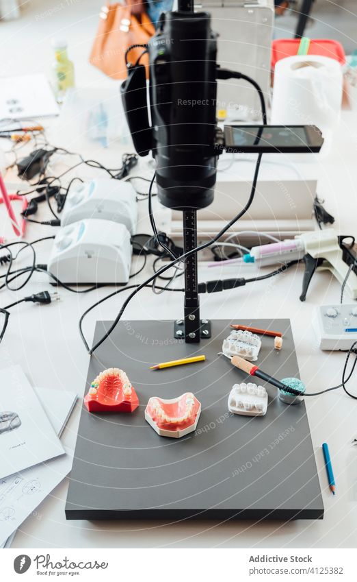 Künstliche Zahnkiefer und Werkzeuge auf dem Tisch Zahnmedizin Kiefer Prothesen Medizin Instrument Gerät professionell Labor Bleistift üben Arbeitsplatz Bildung