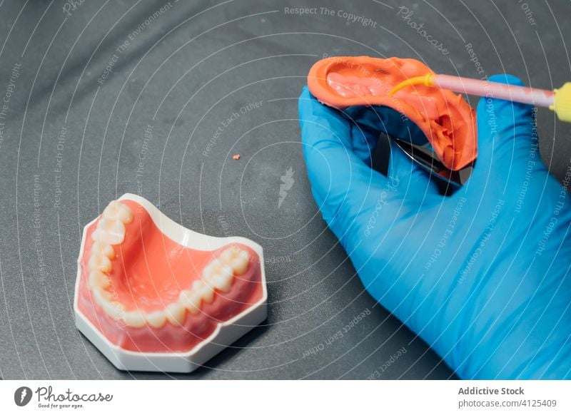 Zahnarzt bei der Arbeit mit einem Zahnabdruck im Labor Zahnmedizin gießen Schimmelpilze Gerät Werkzeug kieferorthopädisch Instrument lernen professionell