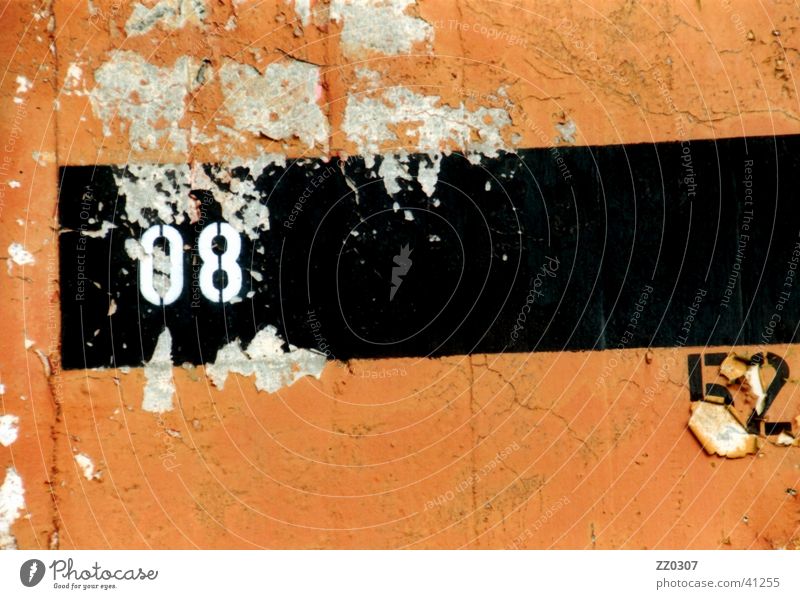08 52 Wand Mauer Terrakotta schwarz kaputt Dinge Flugzeugparkplatz Farbe
