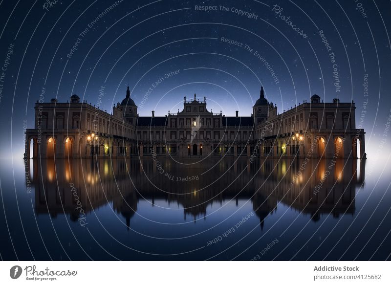 Mittelalterlicher Palast mit Galerien bei Nacht Außenseite mittelalterlich sternenklar Reflexion & Spiegelung gealtert Bogen Himmel Architektur antik Erbe