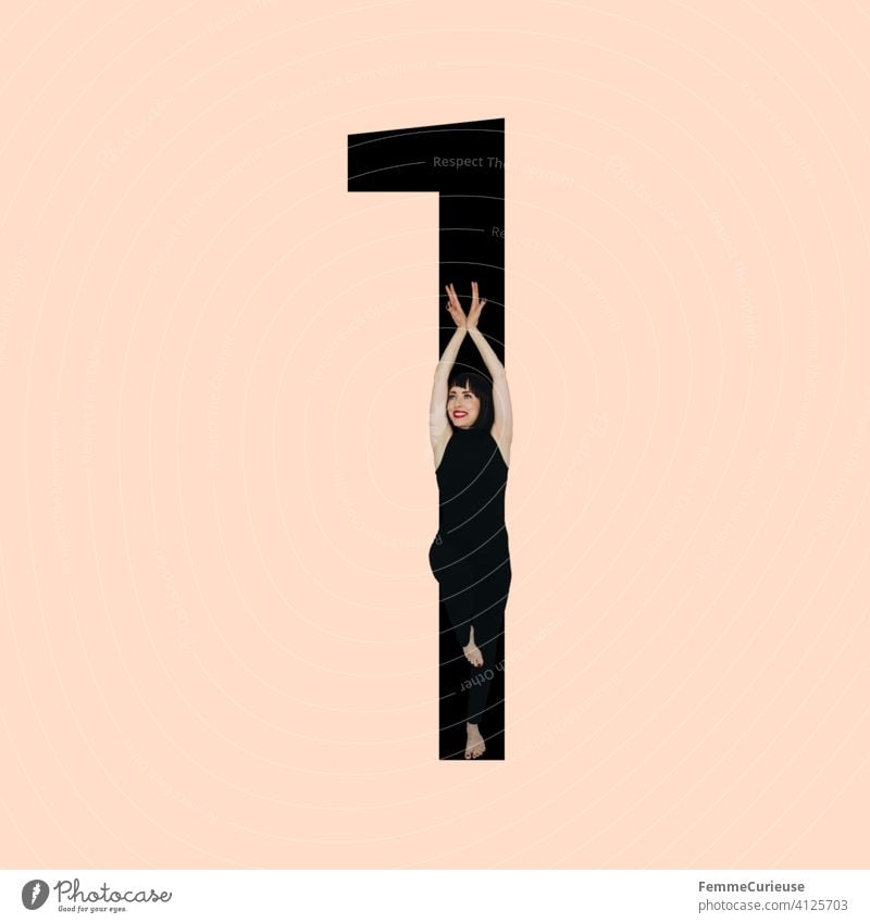 Grafik zeigt schwarzfarbige Zahl 1 vor hautfarbenem Hintergrund und integrierter fotografischer Ganzkörperaufnahme einer posierenden brünetten Frau mit Bob Frisur in schwarzem Einteiler