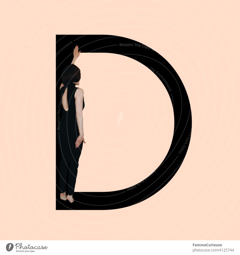 Grafik zeigt schwarzfarbigen Buchstaben D des lateinischen Alphabets vor hautfarbenem Hintergrund und integrierter fotografischer Ganzkörperaufnahme einer posierenden brünetten Frau mit Bob Frisur in schwarzem Einteiler