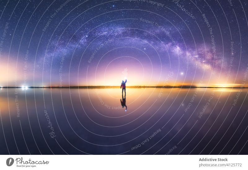 Mann unter bunten hellen Sternen in der Abenddämmerung Silhouette Himmel Milchstrasse sich[Akk] melden Reflexion & Spiegelung Wasser stehen Oberfläche