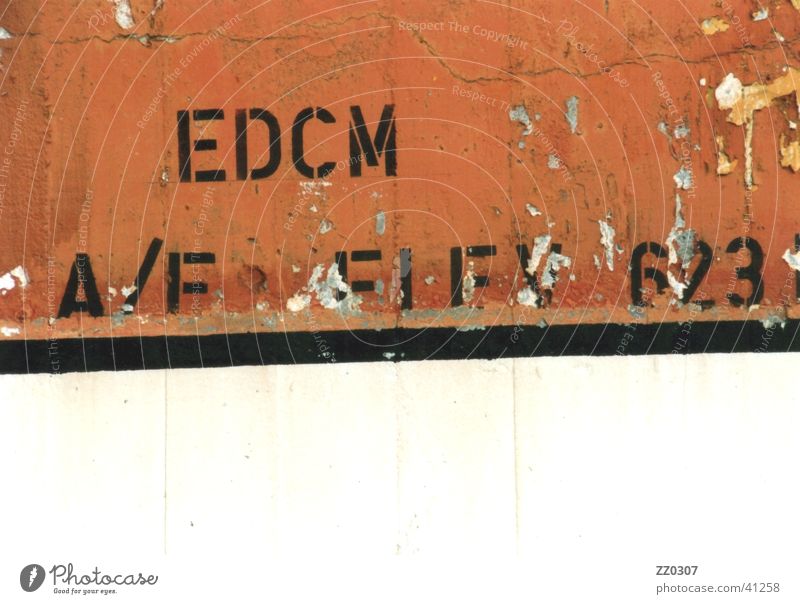 EDCM Wand Mauer Terrakotta schwarz kaputt obskur Flugzeugparkplatz Farbe