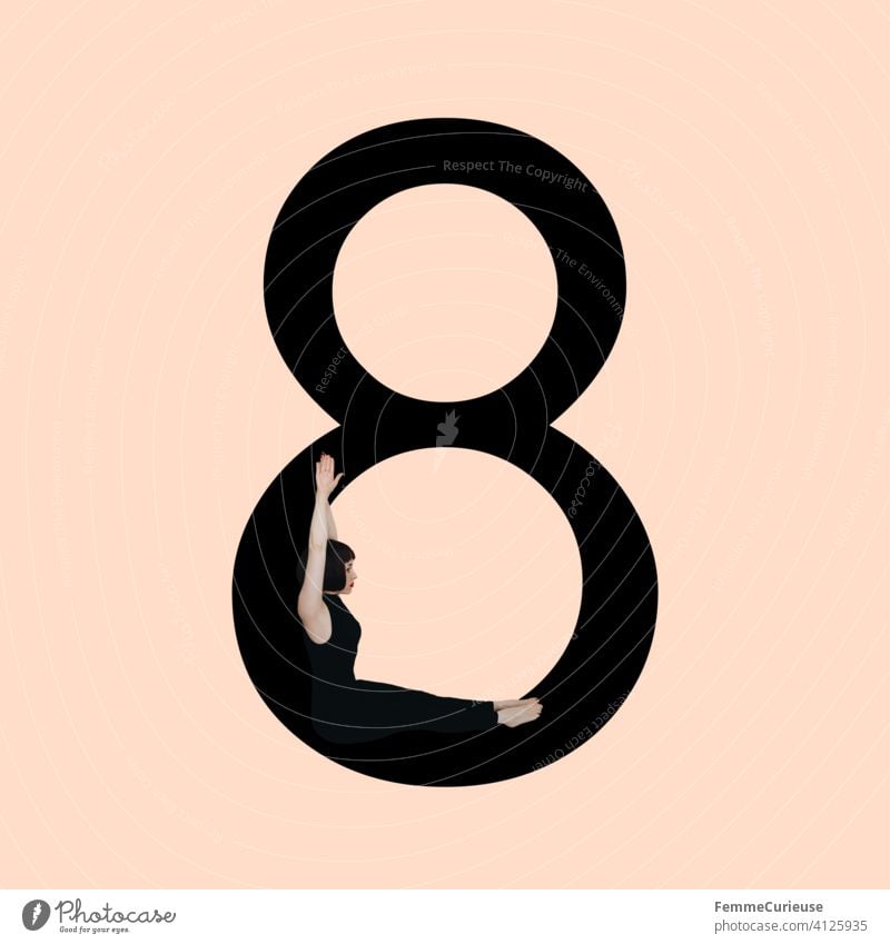 Grafik zeigt schwarzfarbige Zahl 8 vor hautfarbenem Hintergrund und integrierter fotografischer Ganzkörperaufnahme einer posierenden brünetten Frau mit Bob Frisur in schwarzem Einteiler