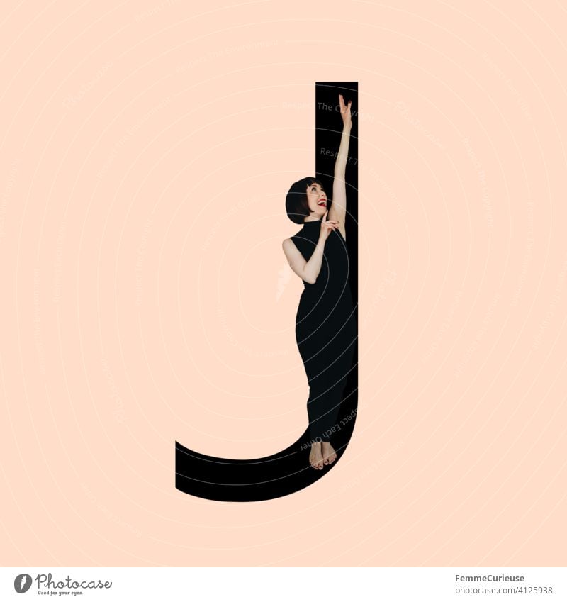 Grafik zeigt schwarzfarbigen Buchstaben J des lateinischen Alphabets vor hautfarbenem Hintergrund und integrierter fotografischer Ganzkörperaufnahme einer posierenden brünetten Frau mit Bob Frisur in schwarzem Einteiler