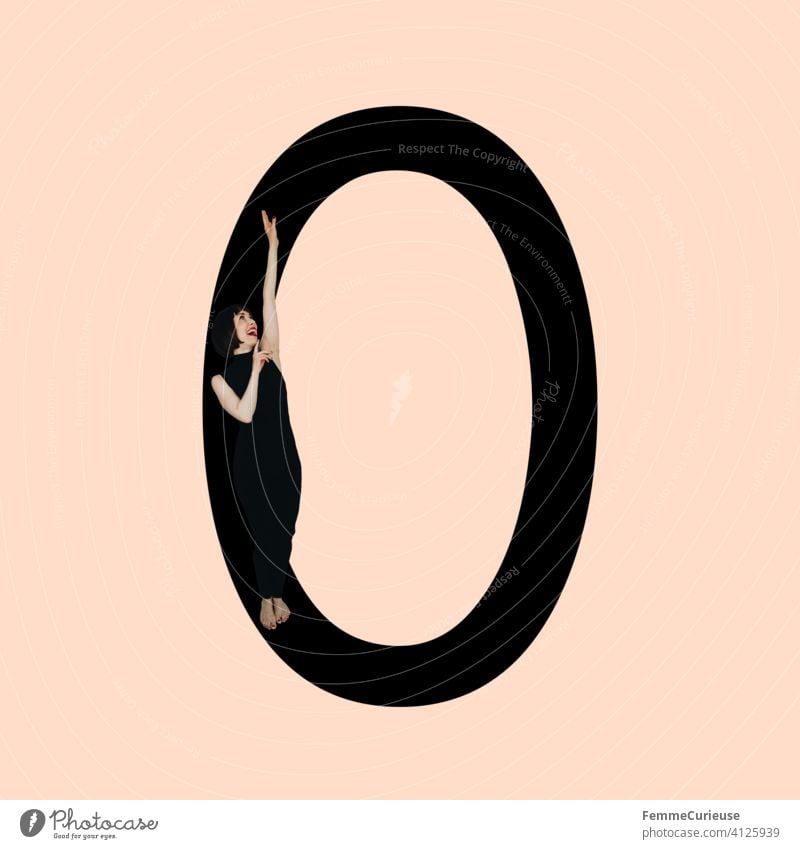 Grafik zeigt schwarzfarbige Zahl 0 vor hautfarbenem Hintergrund und integrierter fotografischer Ganzkörperaufnahme einer posierenden brünetten Frau mit Bob Frisur in schwarzem Einteiler