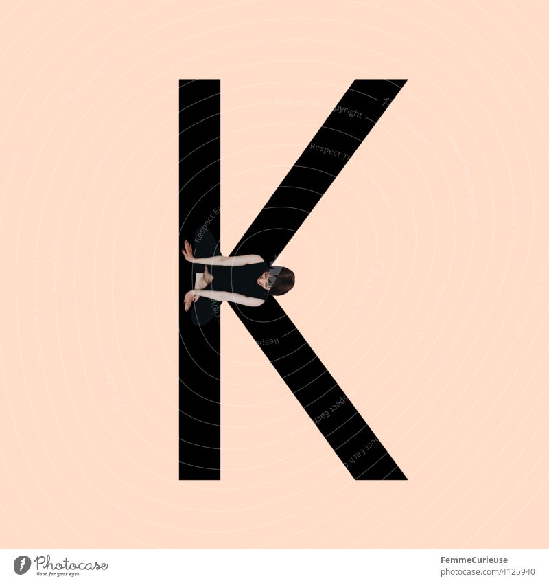 Grafik zeigt schwarzfarbigen Buchstaben K des lateinischen Alphabets vor hautfarbenem Hintergrund und integrierter fotografischer Ganzkörperaufnahme einer posierenden brünetten Frau mit Bob Frisur in schwarzem Einteiler