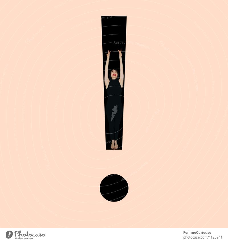 Grafik zeigt schwarzfarbiges Ausrufezeichen vor hautfarbenem Hintergrund und integrierter fotografischer Ganzkörperaufnahme einer posierenden brünetten Frau mit Bob Frisur in schwarzem Einteiler