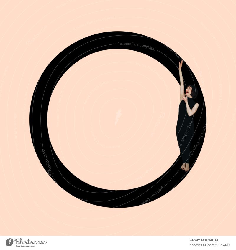 Grafik zeigt schwarzfarbigen Buchstaben O des lateinischen Alphabets vor hautfarbenem Hintergrund und integrierter fotografischer Ganzkörperaufnahme einer posierenden brünetten Frau mit Bob Frisur in schwarzem Einteiler