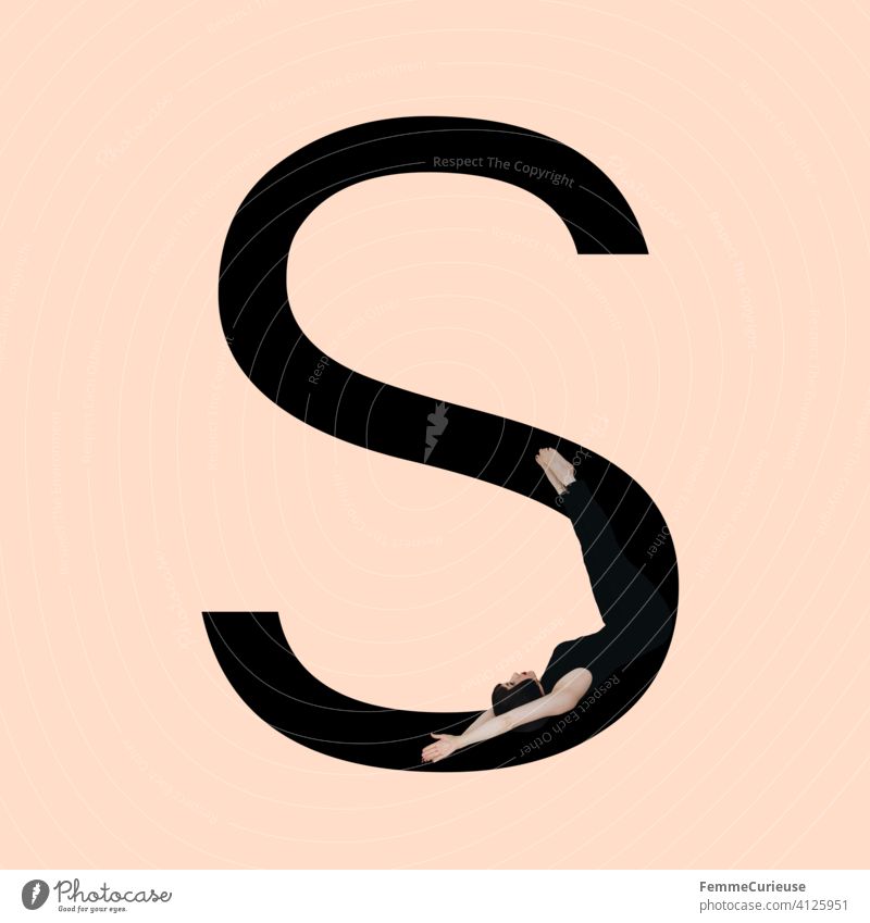 Grafik zeigt schwarzfarbigen Buchstaben S des lateinischen Alphabets vor hautfarbenem Hintergrund und integrierter fotografischer Ganzkörperaufnahme einer posierenden brünetten Frau mit Bob Frisur in schwarzem Einteiler