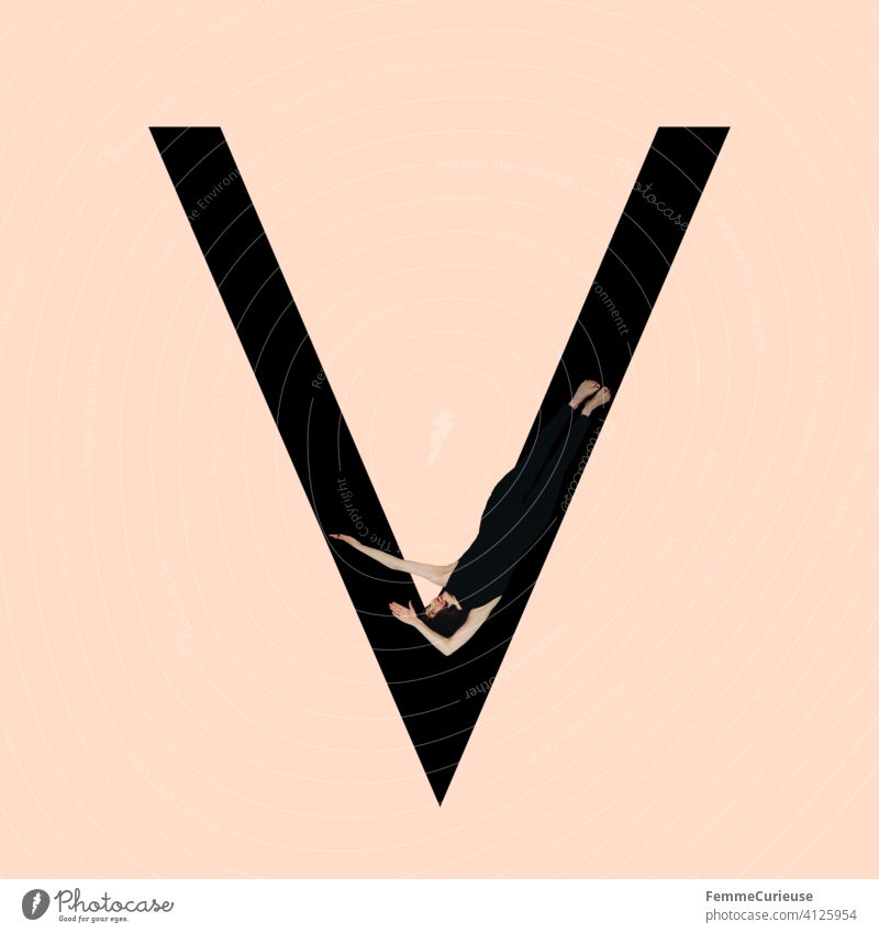 Grafik zeigt schwarzfarbigen Buchstaben V des lateinischen Alphabets vor hautfarbenem Hintergrund und integrierter fotografischer Ganzkörperaufnahme einer posierenden brünetten Frau mit Bob Frisur in schwarzem Einteiler