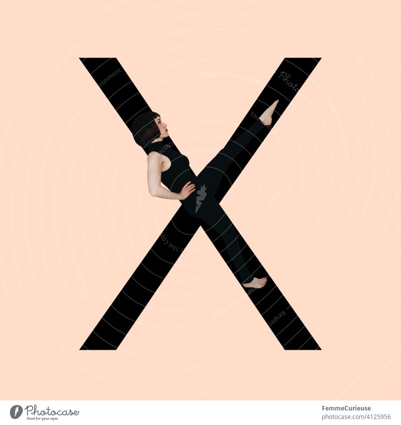 Grafik zeigt schwarzfarbigen Buchstaben X des lateinischen Alphabets vor hautfarbenem Hintergrund und integrierter fotografischer Ganzkörperaufnahme einer posierenden brünetten Frau mit Bob Frisur in schwarzem Einteiler