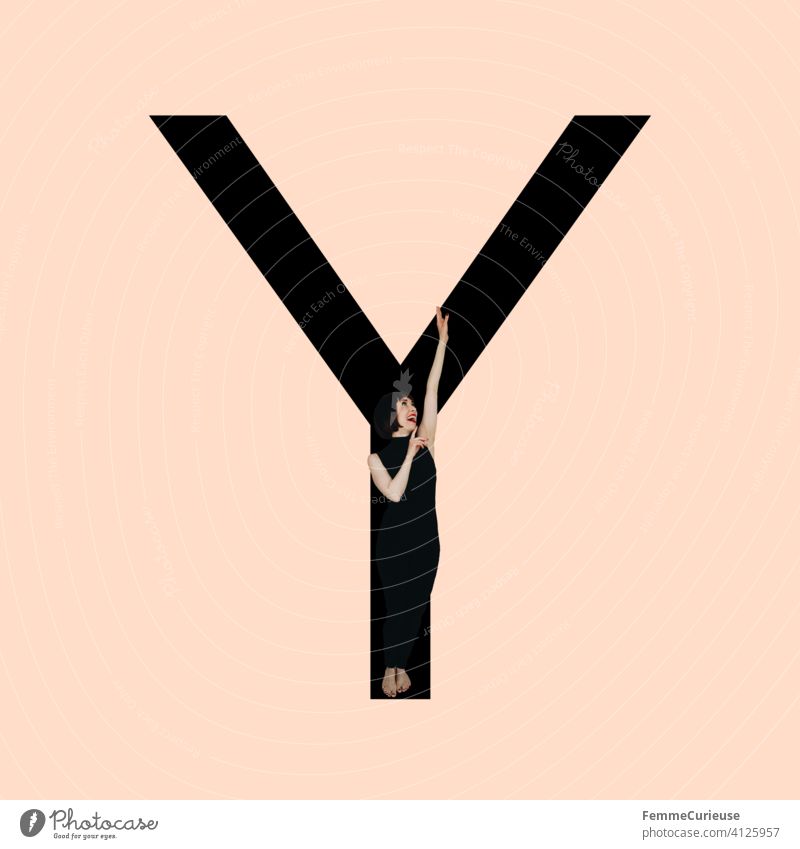 Grafik zeigt schwarzfarbigen Buchstaben Y des lateinischen Alphabets vor hautfarbenem Hintergrund und integrierter fotografischer Ganzkörperaufnahme einer posierenden brünetten Frau mit Bob Frisur in schwarzem Einteiler