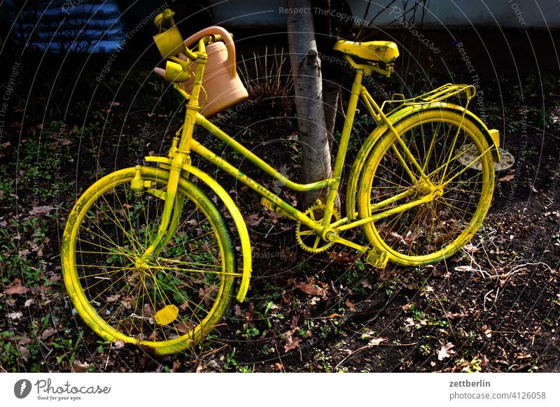 Gelbes Fahrrad - 7500 abend ast baum dunkel dämmerung garten himmel kleingarten kleingartenkolonie menschenleer natur schrebergarten stamm strauch textfreiraum