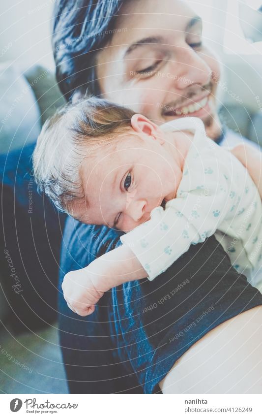 Junger alleinstehender Vater, der sich um sein neugeborenes Baby kümmert Papa Familie Single Elternschaft Säuglingsalter Neugeborene Pflege neue Männlichkeit