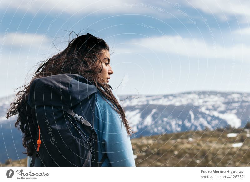 Seitenansicht einer stehenden Frau mit Blick auf eine Berglandschaft. Nah - up Natur Landschaft reisen Menschen Porträt Kaukasier Erwachsener Person