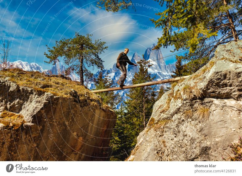 Ein Mann geht über eine Seilbrücke wandern outdoor hicking Wanderung Außenaufnahme Berge u. Gebirge Ferien & Urlaub & Reisen Farbfoto Wanderausflug Wanderer