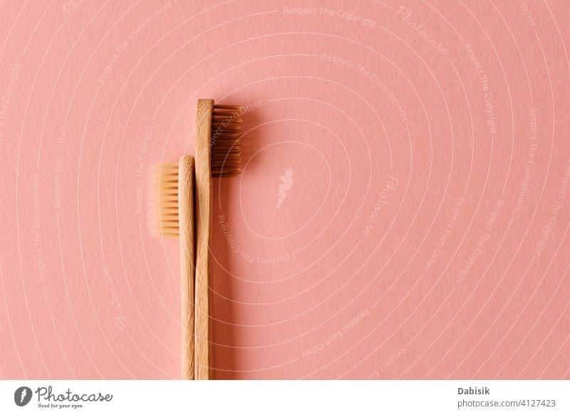 Wiederverwendbare Zahnbürsten aus Bambus auf rosa Hintergrund. Null Abfall Hygiene wiederverwendbar umweltfreundlich keine Verschwendung Gesundheit Sauberkeit