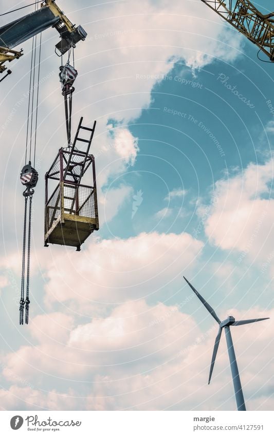 Reparaturarbeiten an einem Windrad mit einem großen Kran Windkraftanlage Erneuerbare Energie Himmel ökologisch Rotor Technik & Technologie Energiewirtschaft