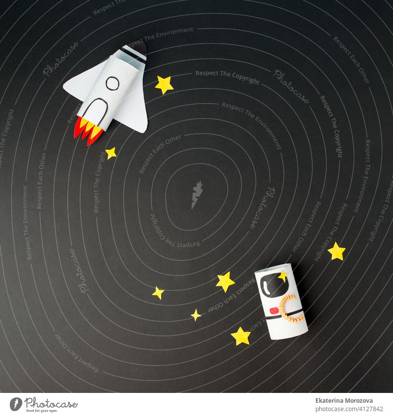 Raumschiff, Shuttle, Rakete und Astronaut auf schwarzem Hintergrund mit Kopierraum für Text. Konzept der Geschäftseinführung, Start-up, Handwerk, diy, kreative Idee aus Toilettenschlauch, recyceln