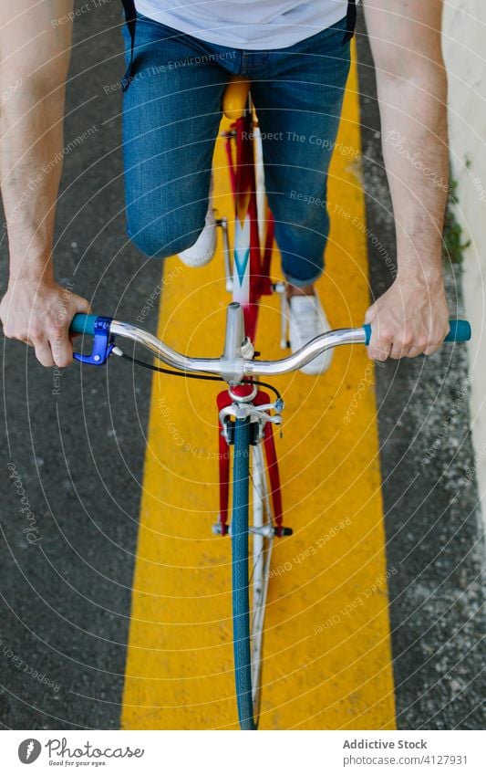 Lenker eines Fahrrads Fixie Zyklus urban Rad feststehend Sport Transport Ausrüstung Lifestyle Wand Straße Hipster Mitfahrgelegenheit Pedal Mann Radfahren