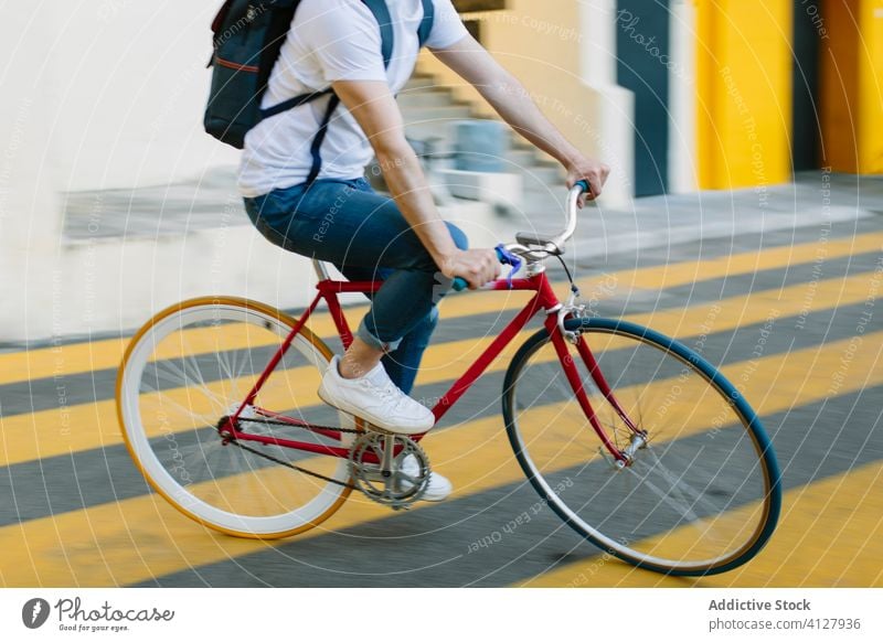Mann fährt mit dem Fahrrad auf der Straße Fixie Zyklus urban Rad feststehend Sport Transport Ausrüstung Lifestyle Wand Hipster Mitfahrgelegenheit Pedal
