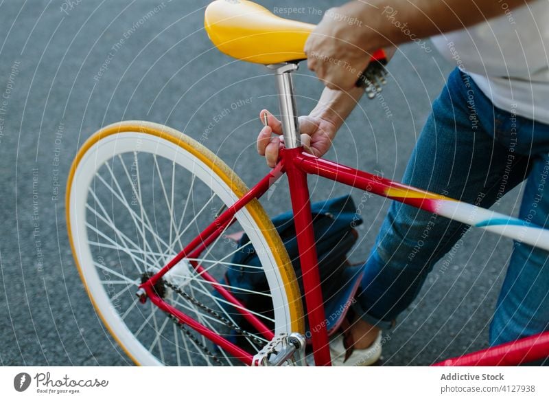 Mann beim Einrichten eines Fahrrads Fixie Zyklus urban Rad feststehend Sport Transport Ausrüstung Lifestyle Wand Straße Hipster Mitfahrgelegenheit Pedal