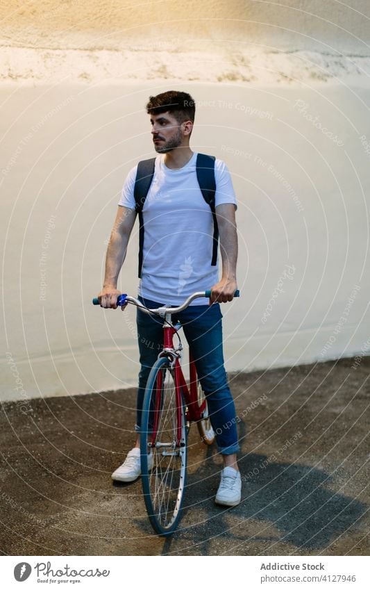 Mann fährt nachts Fahrrad Fixie Zyklus urban Rad feststehend Sport Transport Ausrüstung Lifestyle Wand Straße Hipster Mitfahrgelegenheit Pedal Radfahren