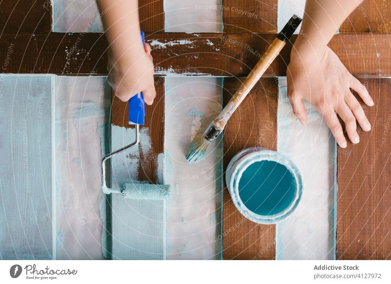 Hände streichen einen alten Zaun Fähigkeit Handwerk Gerät Farbe Malerei Bürste Kaukasier Konstruktion Handwerkerin diy es selbst machen Frau blond Möbel