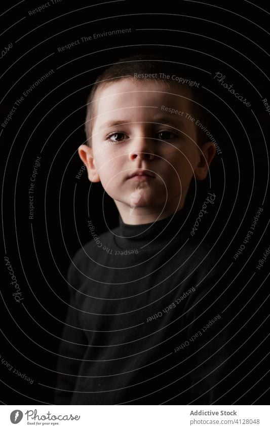 Nachdenkliches Kind isoliert auf Schwarz besinnlich traurig Porträt Junge nachdenklich ernst wenig Kindheit Person Menschliches Gesicht niedlich posierend