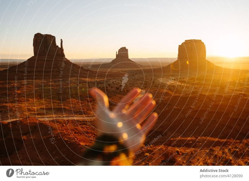Atemberaubender Blick auf felsiges Gelände bei Sonnenuntergang Reisender Felsen wüst Klippe Natur Landschaft erkunden Freiheit Hand Tourismus