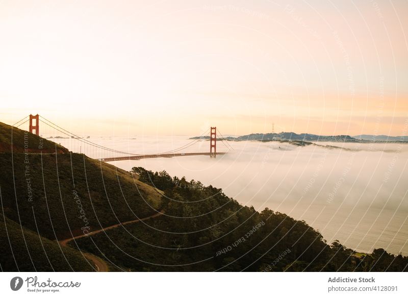 Berühmte Golden Gate Bridge an nebligem Abend Brücke Goldenes Tor Nebel Sightseeing Sonnenuntergang berühmt Weg Meerstraße Konstruktion Architektur Landschaft