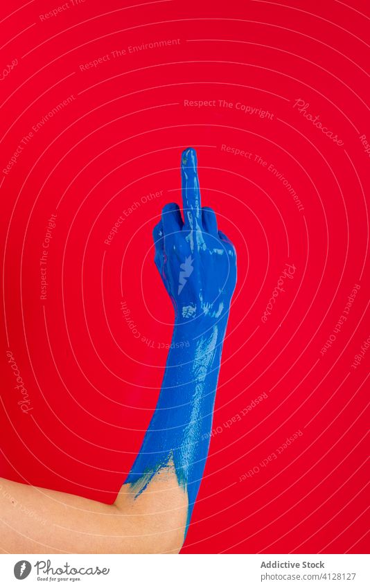 Zuschneidende Person mit Mittelfinger im Studio unverschämt gestikulieren Farbe Zeichen zeigen ficken angriffslustig farbenfroh Konzept kreativ Symbol