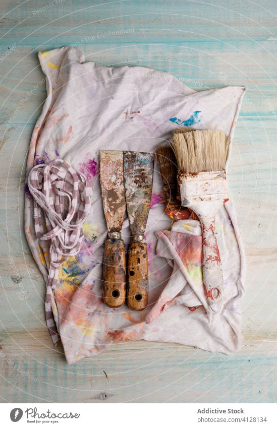 Pinsel und Farbspachtel auf bemaltem Stoff Spachtel Tusche Pinselblume Farbe kreativ Hobby unordentlich Schaber Inspiration Kunstwerk farbenfroh