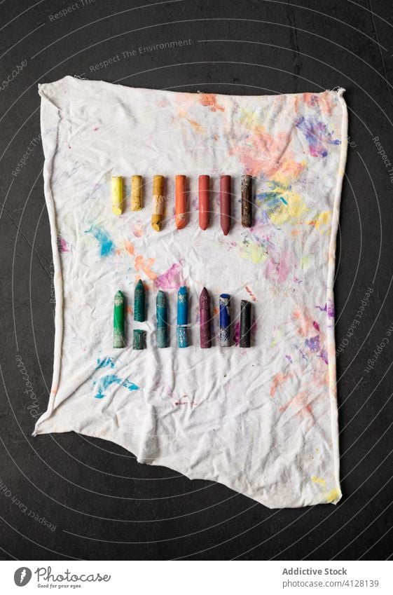 Set aus bunten Pastellkreiden auf bemalter Serviette Farbstift Farbe kreativ Regenbogen Hobby Kulisse lebhaft pulsierend Kunst Künstler farbenfroh Inspiration