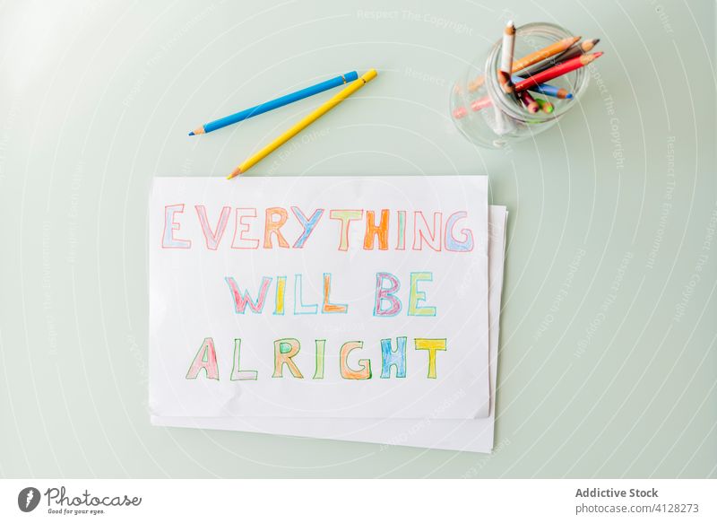 Set von bunten Bleistiften in Glasbecher und Zeichnung auf dem Tisch platziert mehrfarbig Inspiration Motivation alles wird gut werden Papier farbenfroh