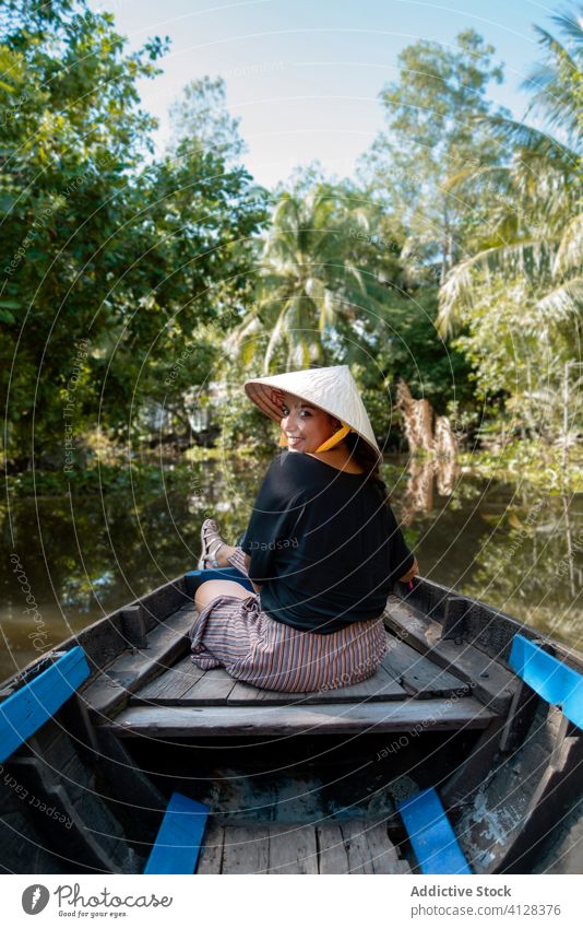 Reisende Frau im Boot während des Sommerurlaubs reisen Fluss Schwimmer Lächeln Tourist Feiertag tropisch Can Tho Vietnam Asien Konischer Hut heiter Freude