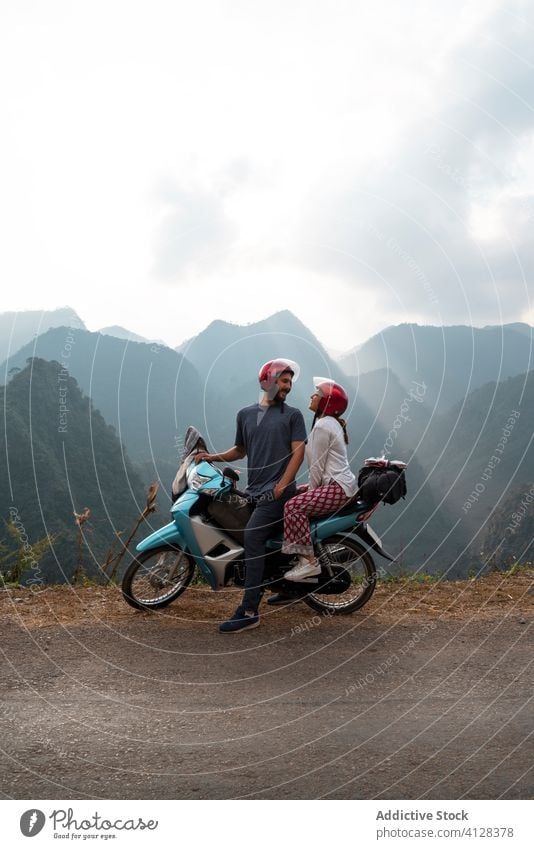 Vergnügtes Paar auf dem Motorrad in den Bergen Berge u. Gebirge Reisender Straße Nebel Ambitus Freude Hochland Straßenrand Vietnam Asien Tourist Inhalt Verkehr