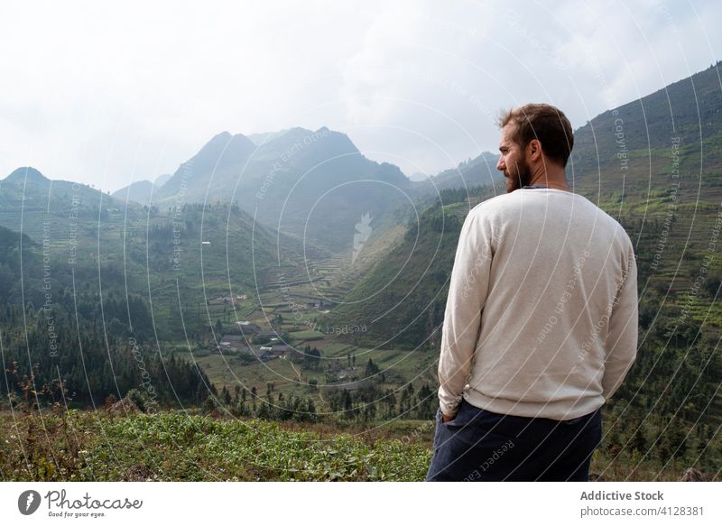 Mann bewundert majestätische Landschaft eines Bergtals Berge u. Gebirge bewundern reisen genießen Tal malerisch Gipfel Nebel männlich Vietnam Asien erstaunlich