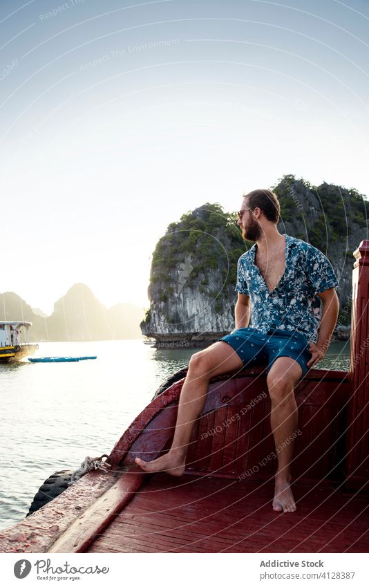 Mann entspannt sich am Pier in der Halong-Bucht reisen Berge u. Gebirge sich[Akk] entspannen bewundern Halong Bay ruhen Kai männlich ha lange Bucht Vietnam